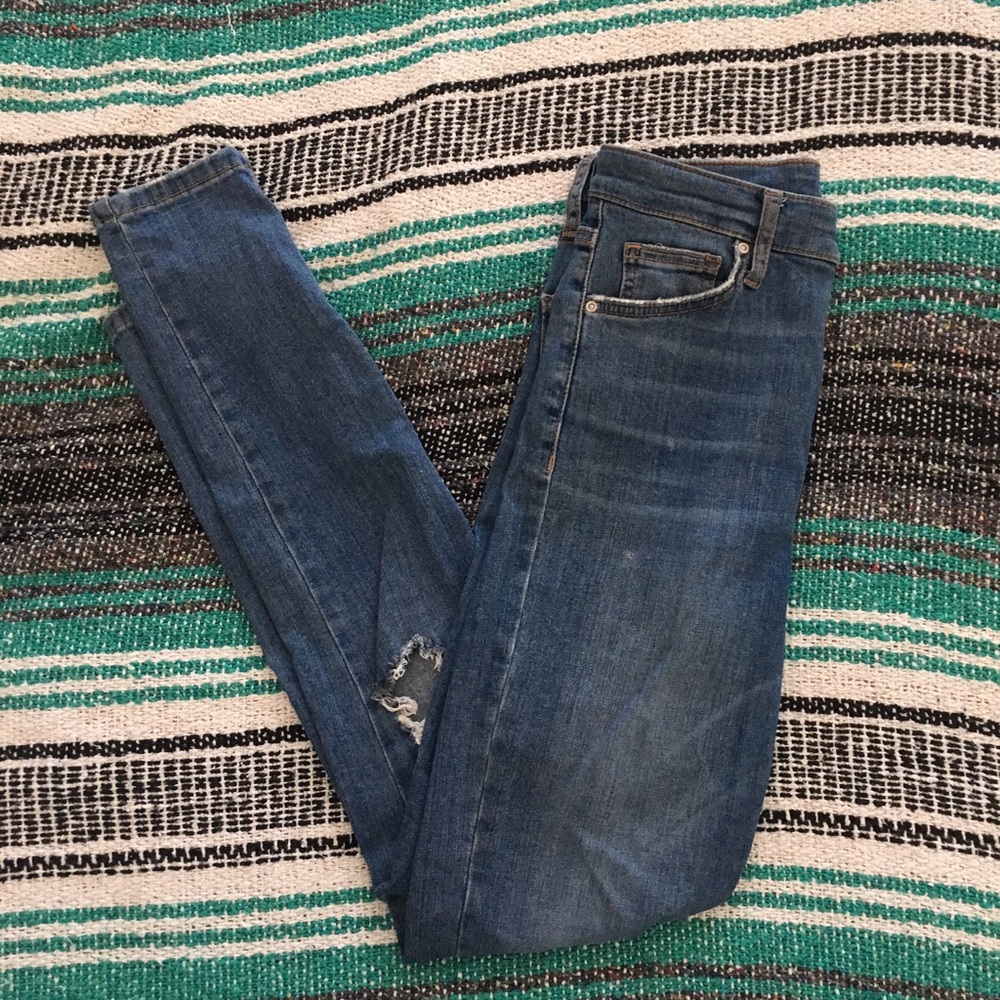 Topshop 'Moto' Distressed Jamie Jeans (size 26)